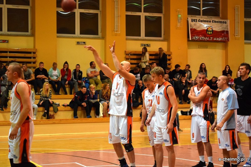 Zwycięstwo koszykarzy MEDOS MChKK Chełmno w meczu z drużyną NOVUM/ASTORIA Bydgoszcz