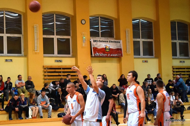 Zwycięstwo koszykarzy MEDOS MChKK Chełmno w meczu z drużyną NOVUM/ASTORIA Bydgoszcz