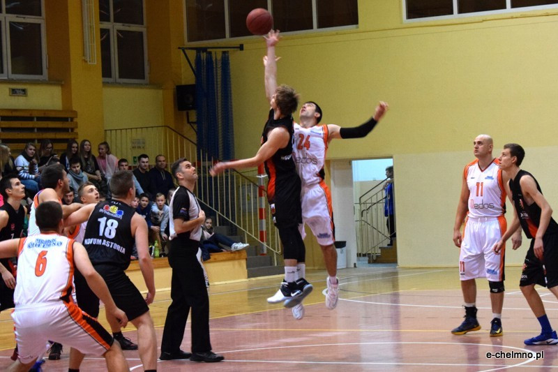 Zwycięstwo koszykarzy MEDOS MChKK Chełmno w meczu z drużyną NOVUM/ASTORIA Bydgoszcz