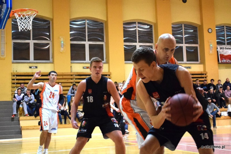 Zwycięstwo koszykarzy MEDOS MChKK Chełmno w meczu z drużyną NOVUM/ASTORIA Bydgoszcz