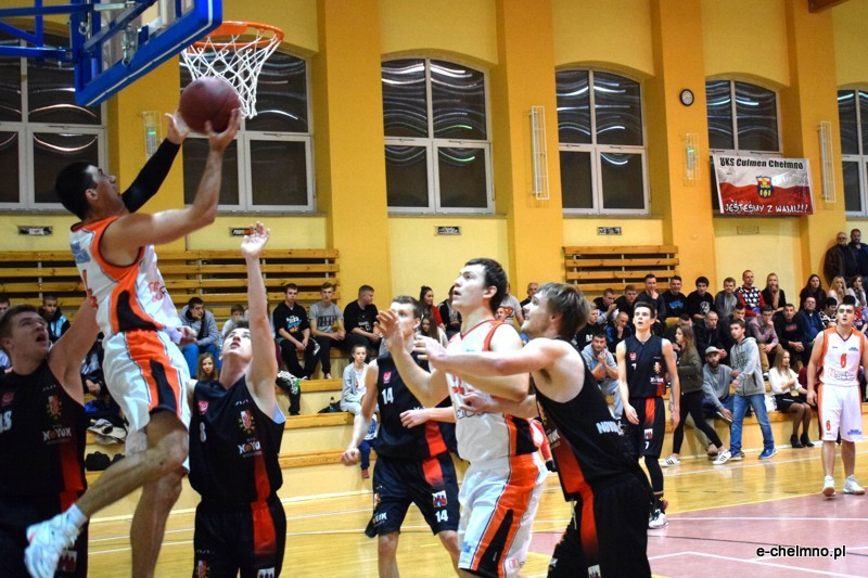 Zwycięstwo koszykarzy MEDOS MChKK Chełmno w meczu z drużyną NOVUM/ASTORIA Bydgoszcz