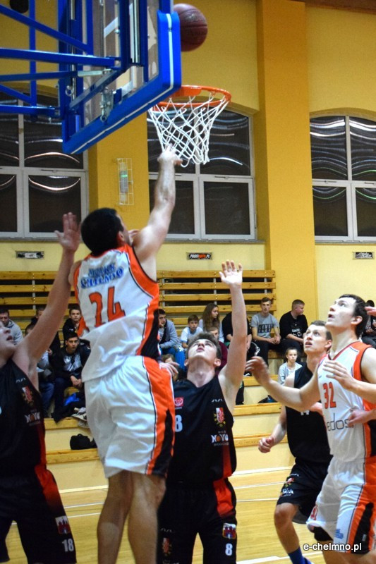 Zwycięstwo koszykarzy MEDOS MChKK Chełmno w meczu z drużyną NOVUM/ASTORIA Bydgoszcz