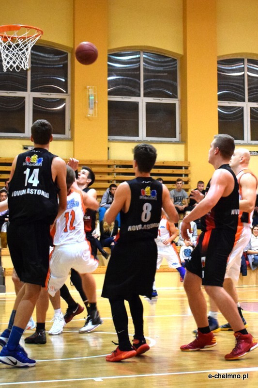 Zwycięstwo koszykarzy MEDOS MChKK Chełmno w meczu z drużyną NOVUM/ASTORIA Bydgoszcz