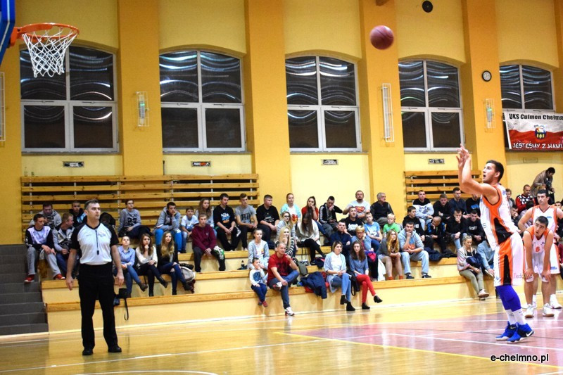 Zwycięstwo koszykarzy MEDOS MChKK Chełmno w meczu z drużyną NOVUM/ASTORIA Bydgoszcz