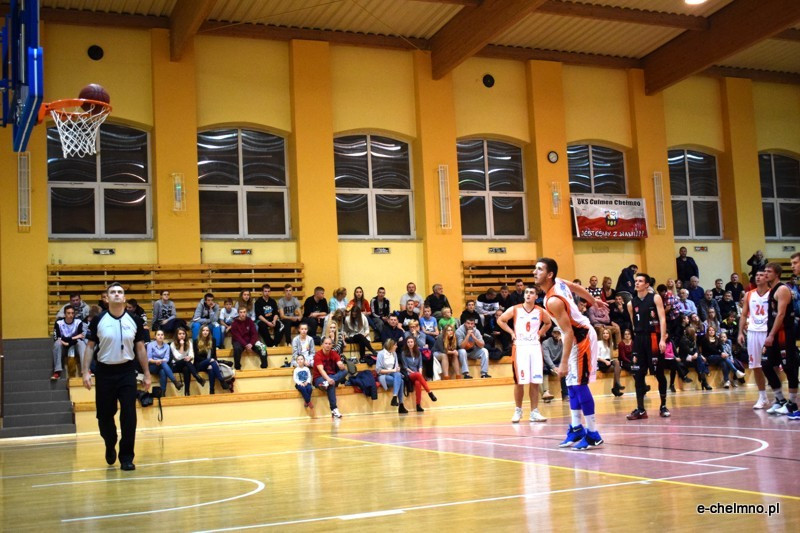 Zwycięstwo koszykarzy MEDOS MChKK Chełmno w meczu z drużyną NOVUM/ASTORIA Bydgoszcz