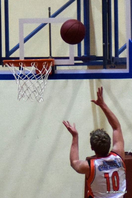 Zwycięstwo koszykarzy MEDOS MChKK Chełmno w meczu z drużyną NOVUM/ASTORIA Bydgoszcz