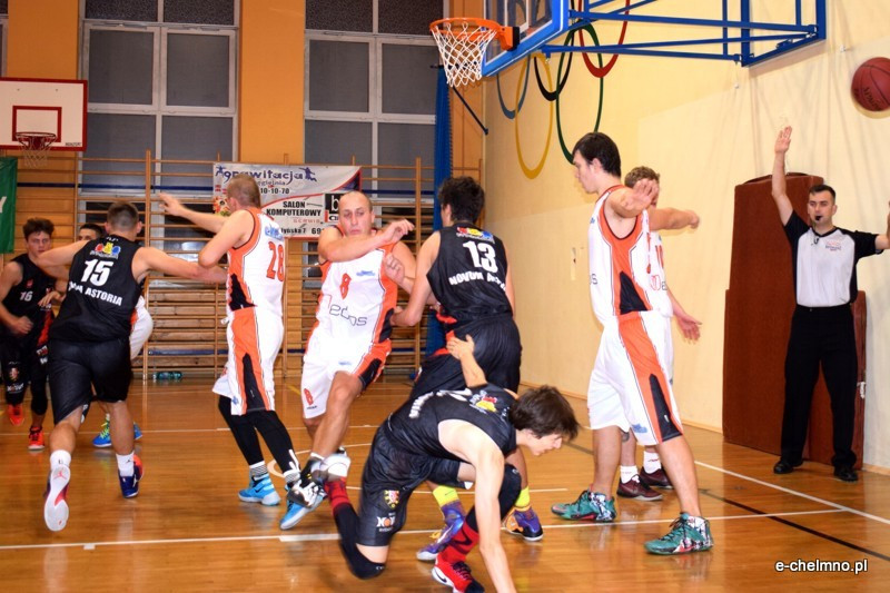 Zwycięstwo koszykarzy MEDOS MChKK Chełmno w meczu z drużyną NOVUM/ASTORIA Bydgoszcz