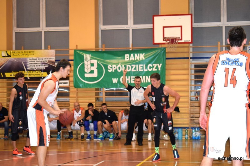 Zwycięstwo koszykarzy MEDOS MChKK Chełmno w meczu z drużyną NOVUM/ASTORIA Bydgoszcz
