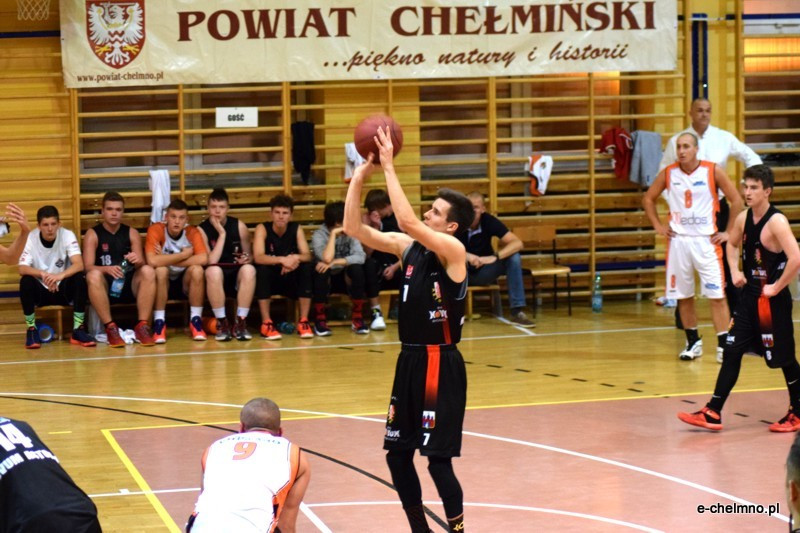 Zwycięstwo koszykarzy MEDOS MChKK Chełmno w meczu z drużyną NOVUM/ASTORIA Bydgoszcz