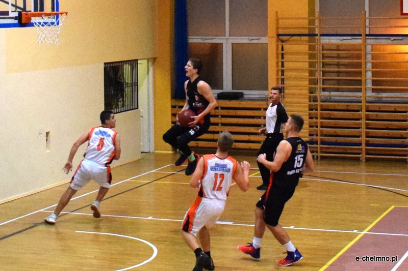 Zwycięstwo koszykarzy MEDOS MChKK Chełmno w meczu z drużyną NOVUM/ASTORIA Bydgoszcz