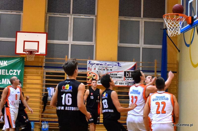 Zwycięstwo koszykarzy MEDOS MChKK Chełmno w meczu z drużyną NOVUM/ASTORIA Bydgoszcz