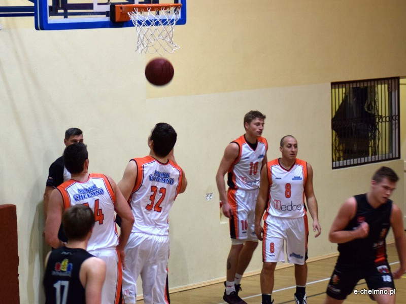 Zwycięstwo koszykarzy MEDOS MChKK Chełmno w meczu z drużyną NOVUM/ASTORIA Bydgoszcz