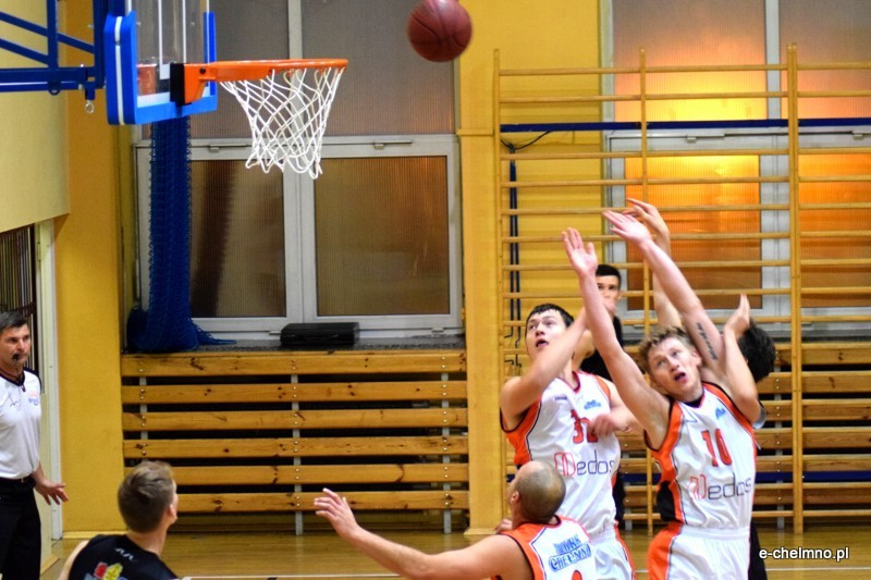 Zwycięstwo koszykarzy MEDOS MChKK Chełmno w meczu z drużyną NOVUM/ASTORIA Bydgoszcz
