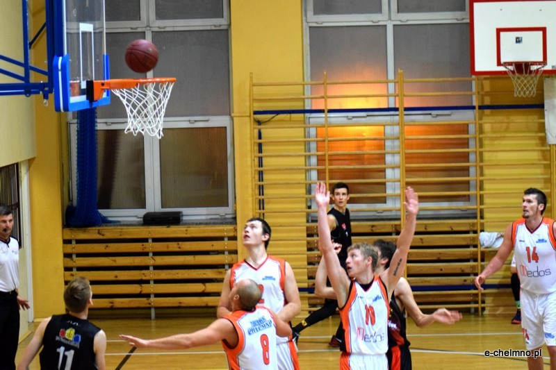 Zwycięstwo koszykarzy MEDOS MChKK Chełmno w meczu z drużyną NOVUM/ASTORIA Bydgoszcz