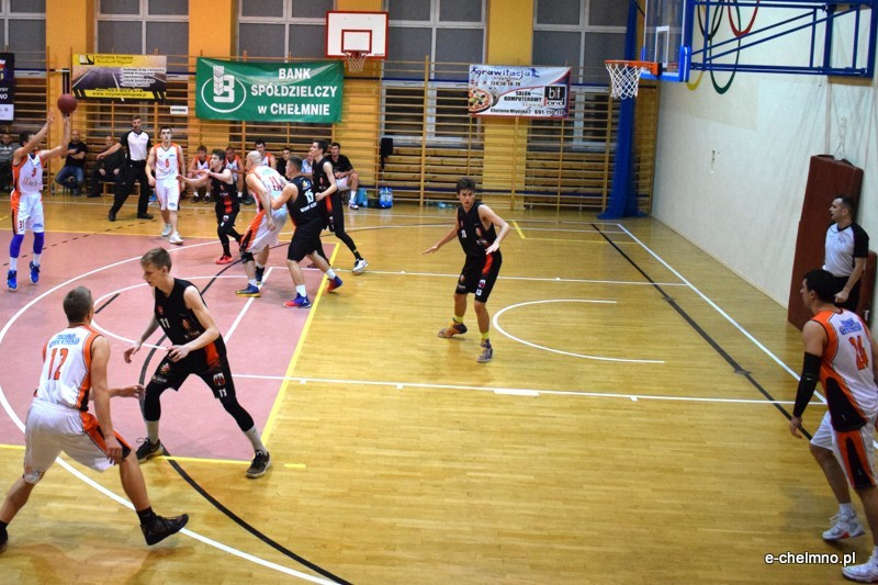 Zwycięstwo koszykarzy MEDOS MChKK Chełmno w meczu z drużyną NOVUM/ASTORIA Bydgoszcz