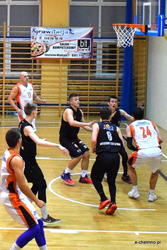 Zwycięstwo koszykarzy MEDOS MChKK Chełmno w meczu z drużyną NOVUM/ASTORIA Bydgoszcz