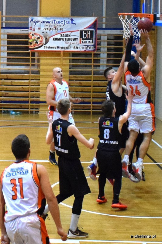 Zwycięstwo koszykarzy MEDOS MChKK Chełmno w meczu z drużyną NOVUM/ASTORIA Bydgoszcz