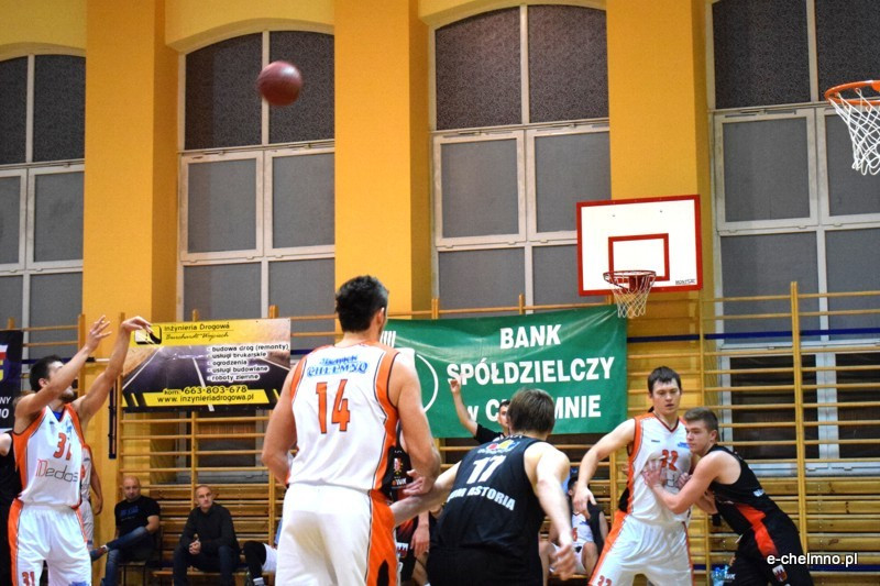 Zwycięstwo koszykarzy MEDOS MChKK Chełmno w meczu z drużyną NOVUM/ASTORIA Bydgoszcz