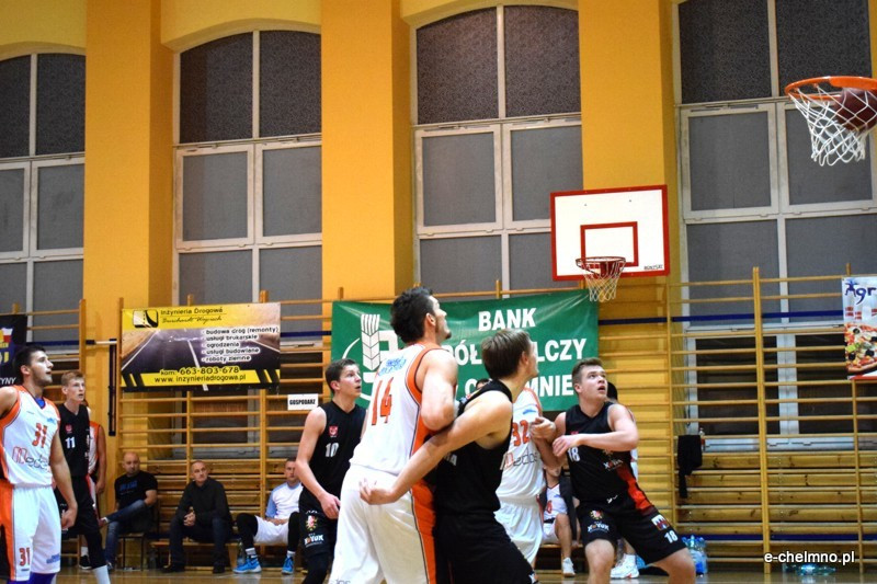 Zwycięstwo koszykarzy MEDOS MChKK Chełmno w meczu z drużyną NOVUM/ASTORIA Bydgoszcz
