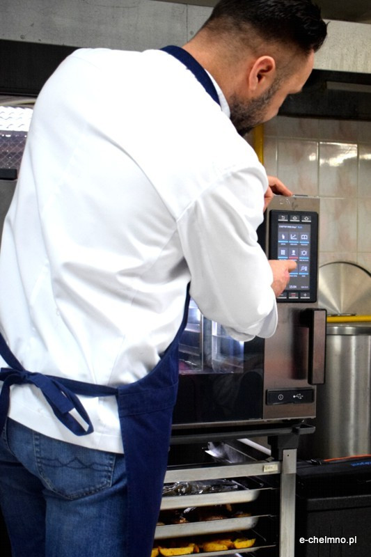 Prezentacja możliwości pieca konwekcyjno-parowego w stołówce Szkoły Podstawowej nr 2