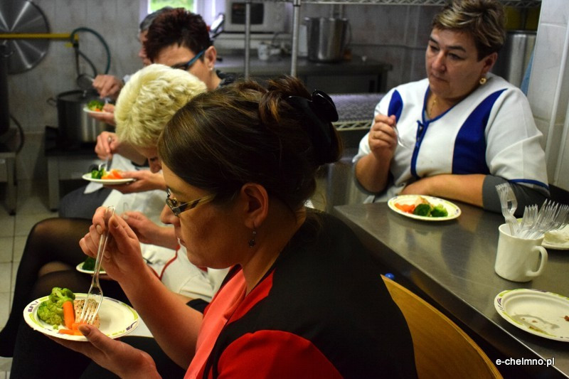 Prezentacja możliwości pieca konwekcyjno-parowego w stołówce Szkoły Podstawowej nr 2