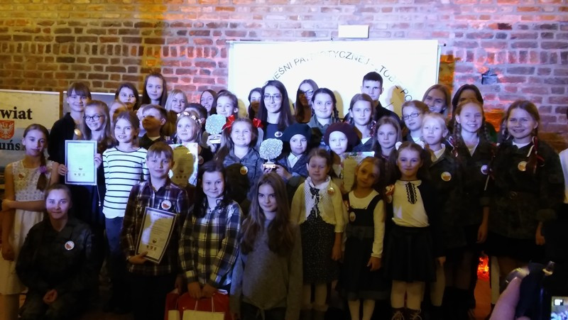 Laureatki XIII Wojewódzkiego Festiwalu Pieśni Patriotycznej ?Tobie Polsko?