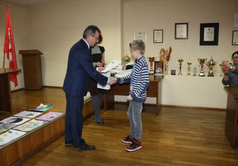 Laureaci konkursu plastycznego nagrodzeni w Starostwie Powiatowym