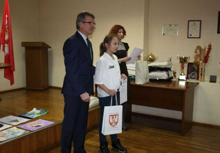 Laureaci konkursu plastycznego nagrodzeni w Starostwie Powiatowym
