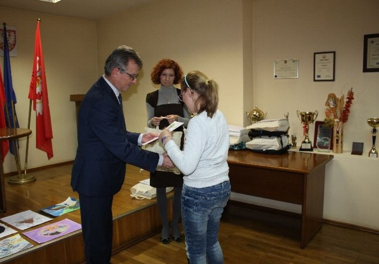 Laureaci konkursu plastycznego nagrodzeni w Starostwie Powiatowym