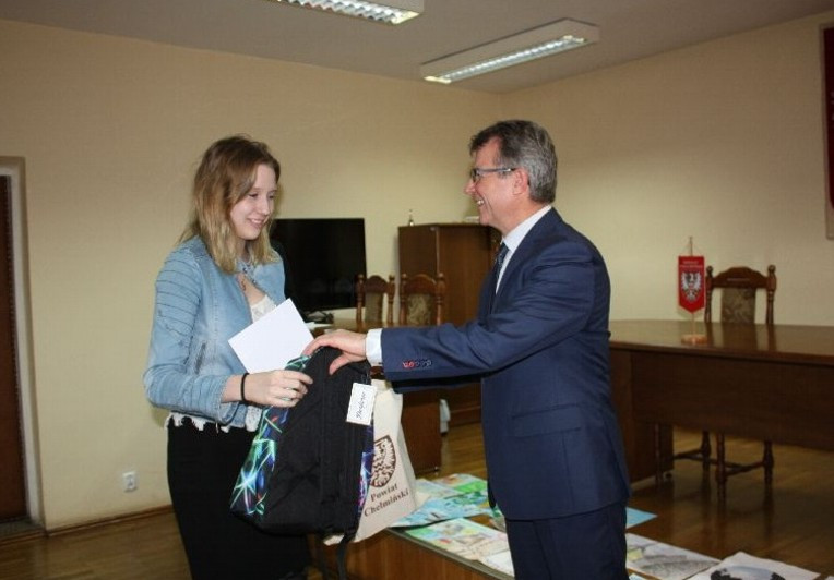 Laureaci konkursu plastycznego nagrodzeni w Starostwie Powiatowym