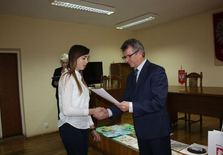 Laureaci konkursu plastycznego nagrodzeni w Starostwie Powiatowym