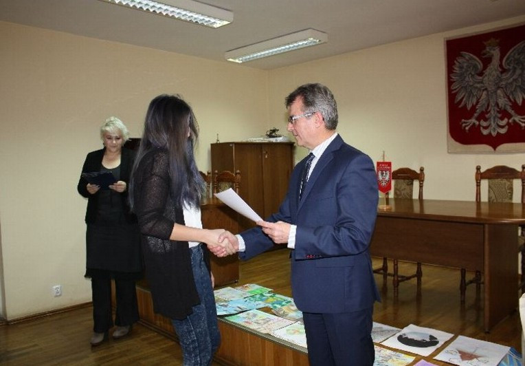 Laureaci konkursu plastycznego nagrodzeni w Starostwie Powiatowym