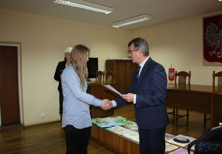 Laureaci konkursu plastycznego nagrodzeni w Starostwie Powiatowym