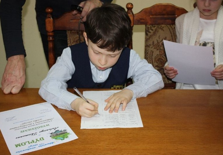 Laureaci konkursu plastycznego nagrodzeni w Starostwie Powiatowym