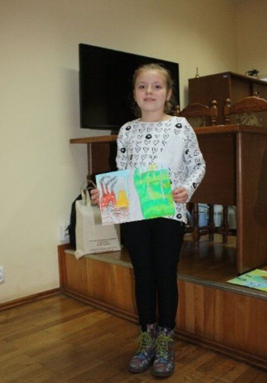 Laureaci konkursu plastycznego nagrodzeni w Starostwie Powiatowym