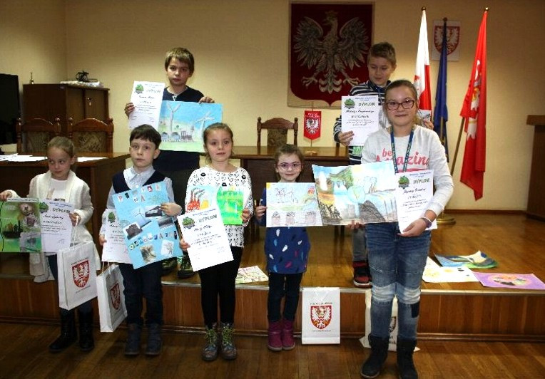 Laureaci konkursu plastycznego nagrodzeni w Starostwie Powiatowym
