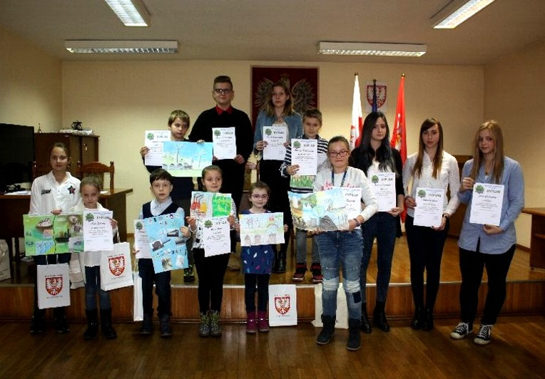 Laureaci konkursu plastycznego nagrodzeni w Starostwie Powiatowym