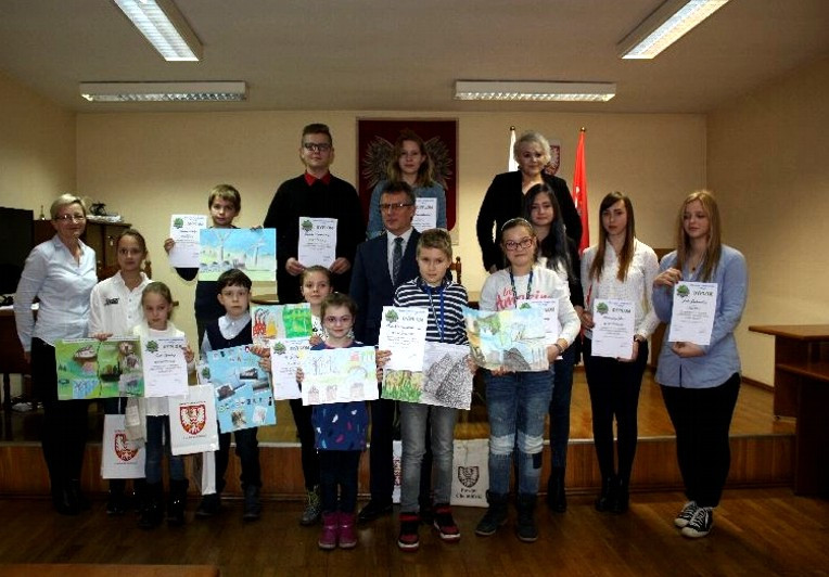 Laureaci konkursu plastycznego nagrodzeni w Starostwie Powiatowym