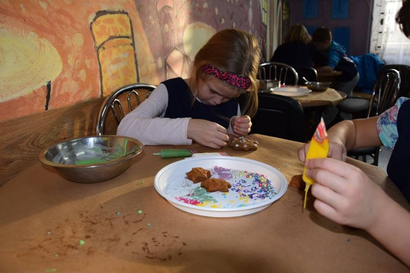 Przygotowanie pierników świątecznych w Katolickiej Pallotyńskiej Szkole Podstawowej