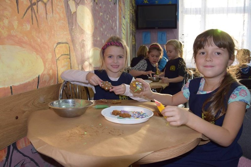 Przygotowanie pierników świątecznych w Katolickiej Pallotyńskiej Szkole Podstawowej