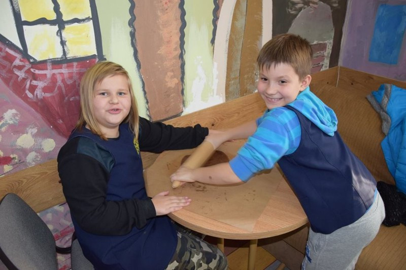 Przygotowanie pierników świątecznych w Katolickiej Pallotyńskiej Szkole Podstawowej