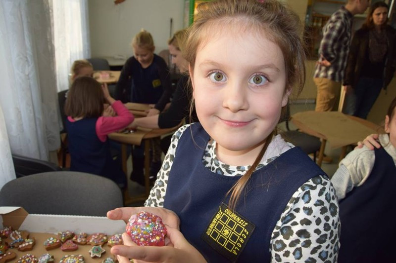 Przygotowanie pierników świątecznych w Katolickiej Pallotyńskiej Szkole Podstawowej