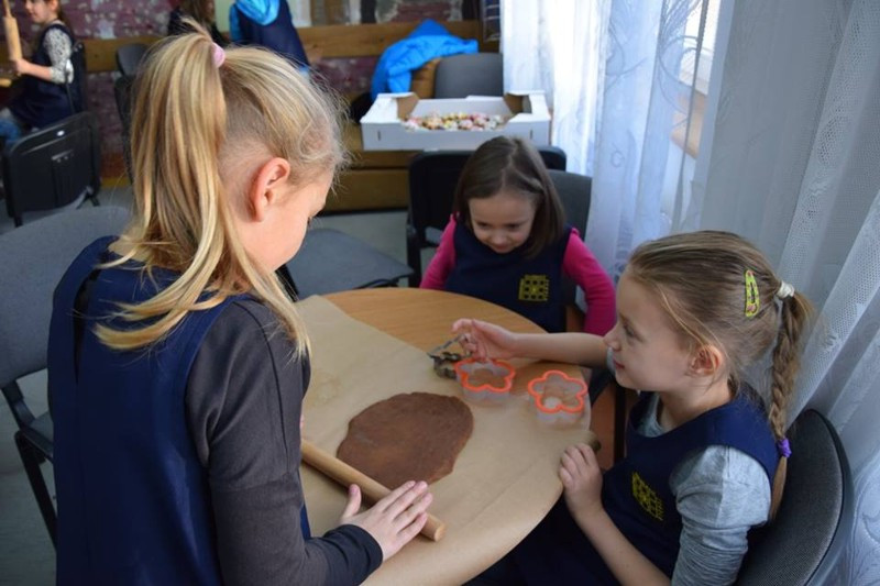 Przygotowanie pierników świątecznych w Katolickiej Pallotyńskiej Szkole Podstawowej