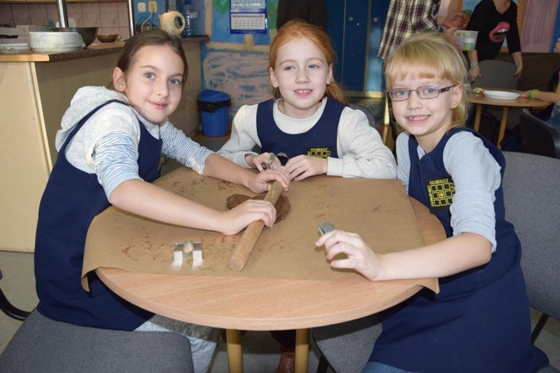 Przygotowanie pierników świątecznych w Katolickiej Pallotyńskiej Szkole Podstawowej