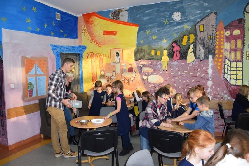 Przygotowanie pierników świątecznych w Katolickiej Pallotyńskiej Szkole Podstawowej