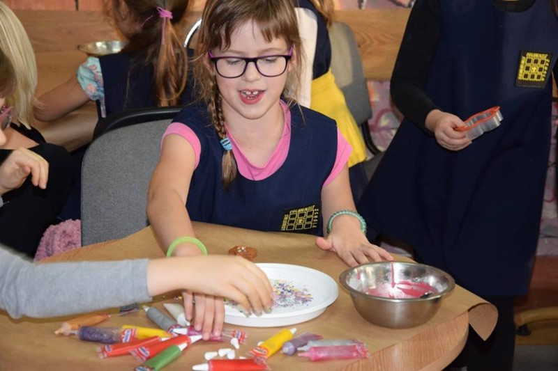 Przygotowanie pierników świątecznych w Katolickiej Pallotyńskiej Szkole Podstawowej