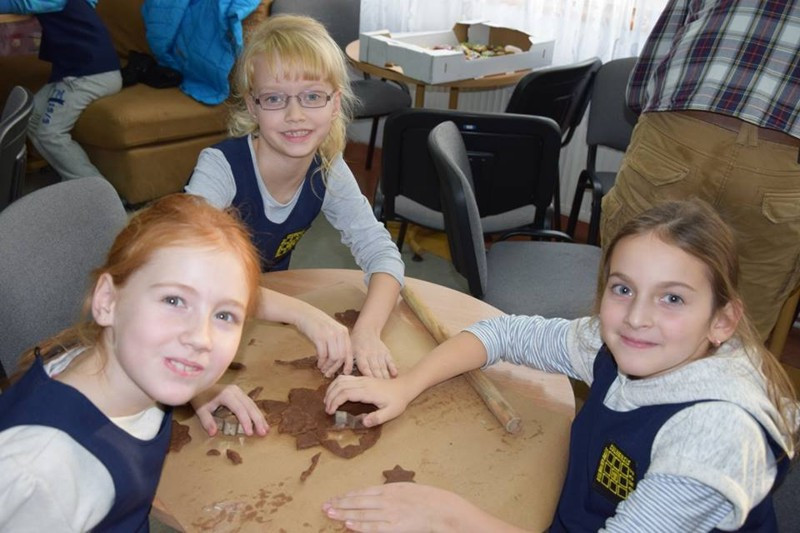 Przygotowanie pierników świątecznych w Katolickiej Pallotyńskiej Szkole Podstawowej