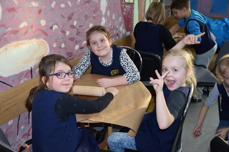 Przygotowanie pierników świątecznych w Katolickiej Pallotyńskiej Szkole Podstawowej