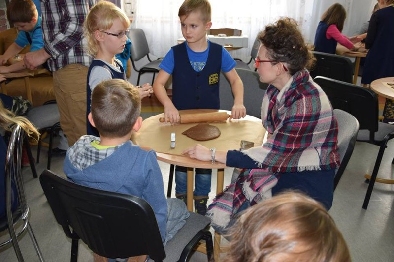 Przygotowanie pierników świątecznych w Katolickiej Pallotyńskiej Szkole Podstawowej