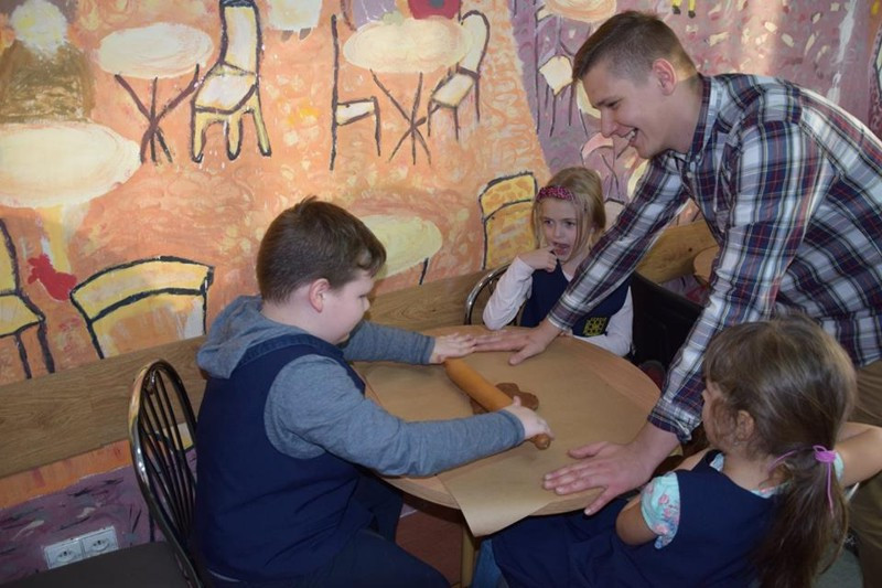 Przygotowanie pierników świątecznych w Katolickiej Pallotyńskiej Szkole Podstawowej